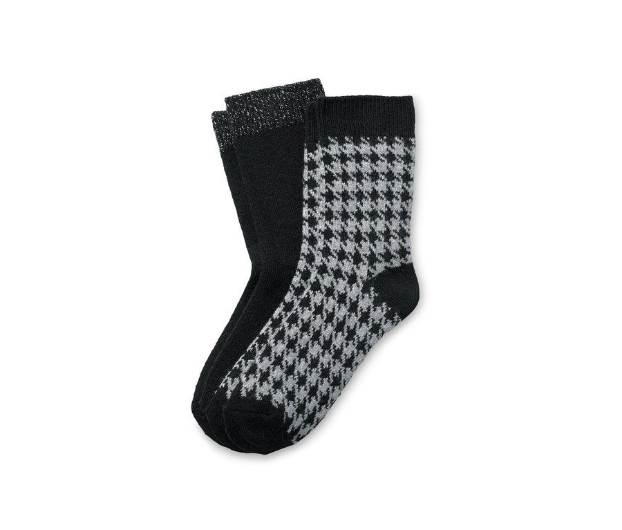 Zwei Paar Socken mit Wollanteil: ein Paar schwarz mit silbernem Rand, ein Paar mit grau-schwarzem Hahnentrittmuster.