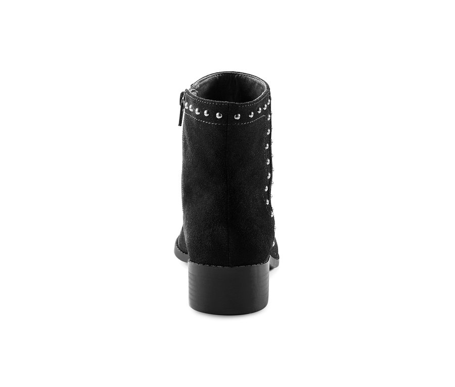 Detailansicht eines Veloursleder-Boots mit Nieten.