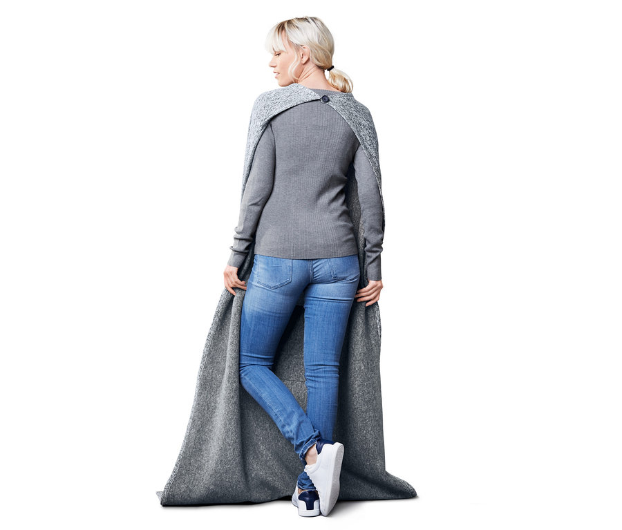 Frau von hinten mit einer Reisedecke.