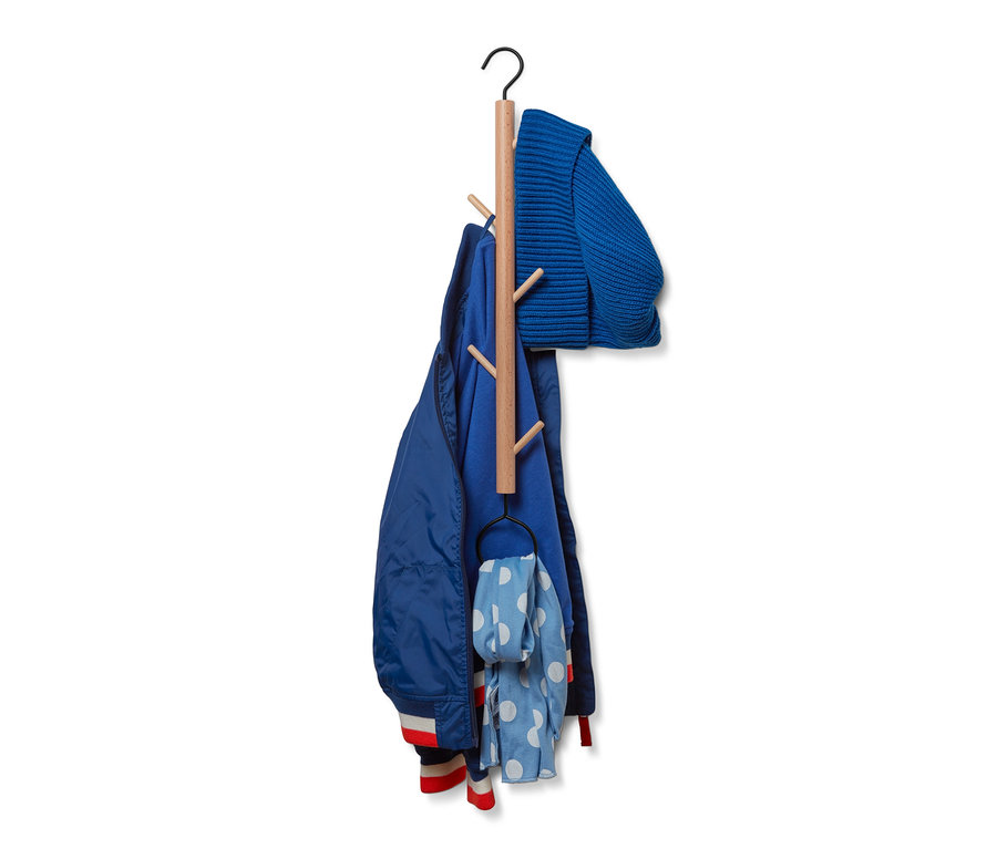Eine Hängegarderobe mit blauer Jacke, blauem Pullover und blau-weissem Schal.