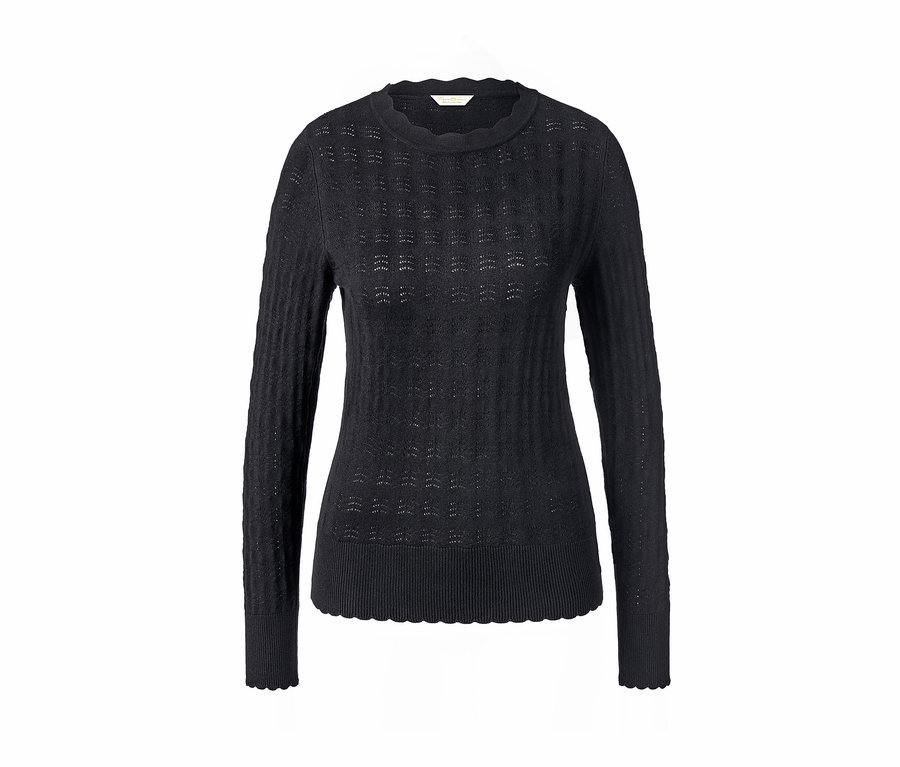 Schwarzer Feinstrickpullover mit Ajour-Muster.