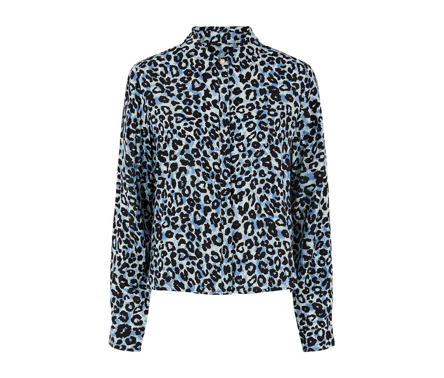 Eine hellblau-schwarze Hemdbluse mit Leopardenmuster.