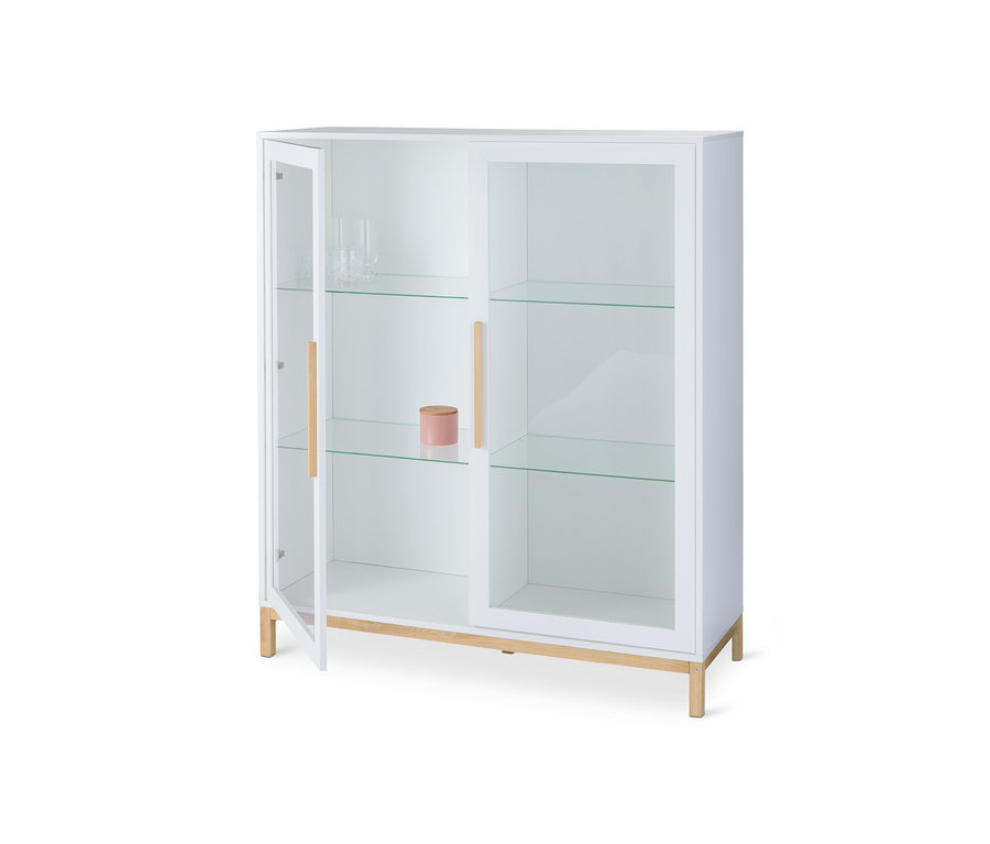 Weiße Vitrine »Eklund« mit 2 Türen, eine Tür ist geöffnet.