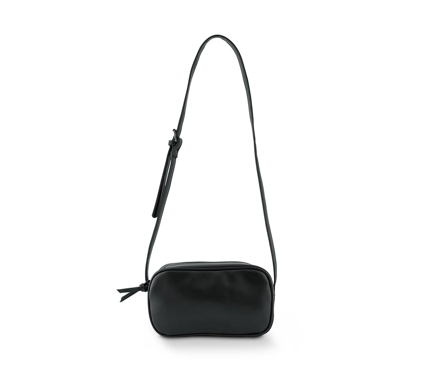 Schwarze Umhängetasche auf weißem Hintergrund.