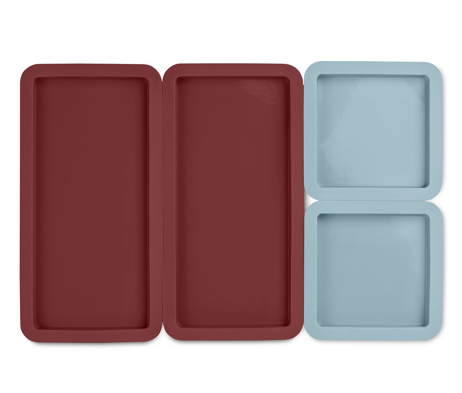 Vier Backmatten: zwei rote, rechteckige und zwei blaue, quadratische.