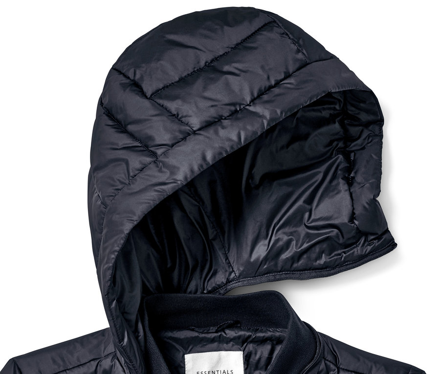 Detailaufnahme einer dunkelblauen Steppjacke mit Kapuze.