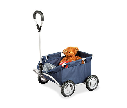 Ein brauner Teddybär sitzt im blauen Pinolino-Zieh- und Puppenwagen »Alfred«.