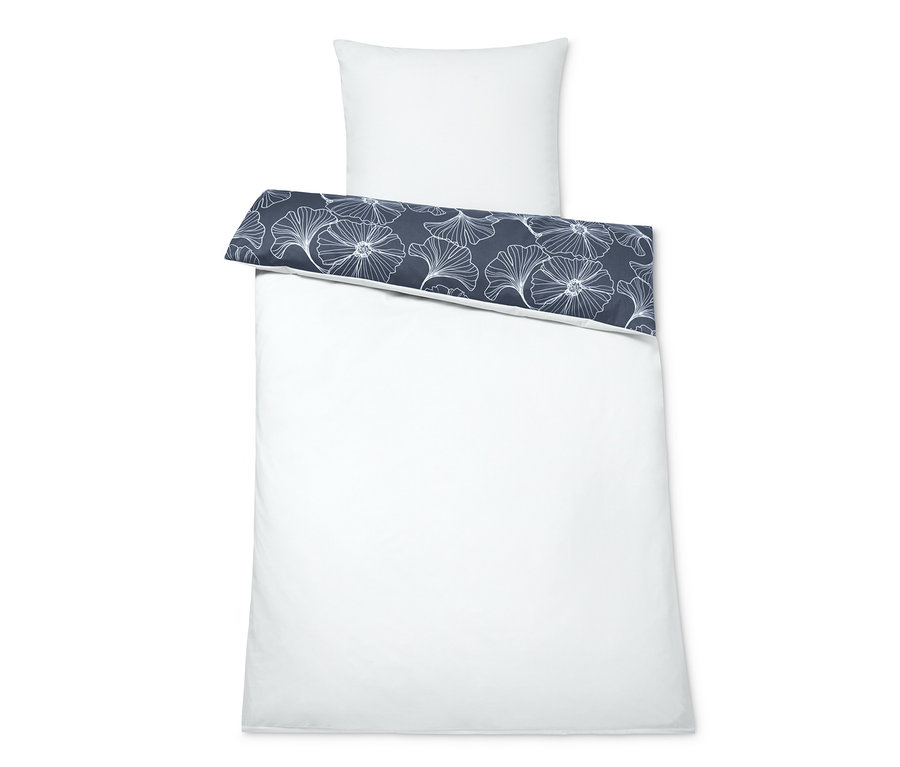Renforcé-Bettwäsche: weiße Bettdecke und Kissen mit dunkelblauem Streifen mit weißen Blumen.