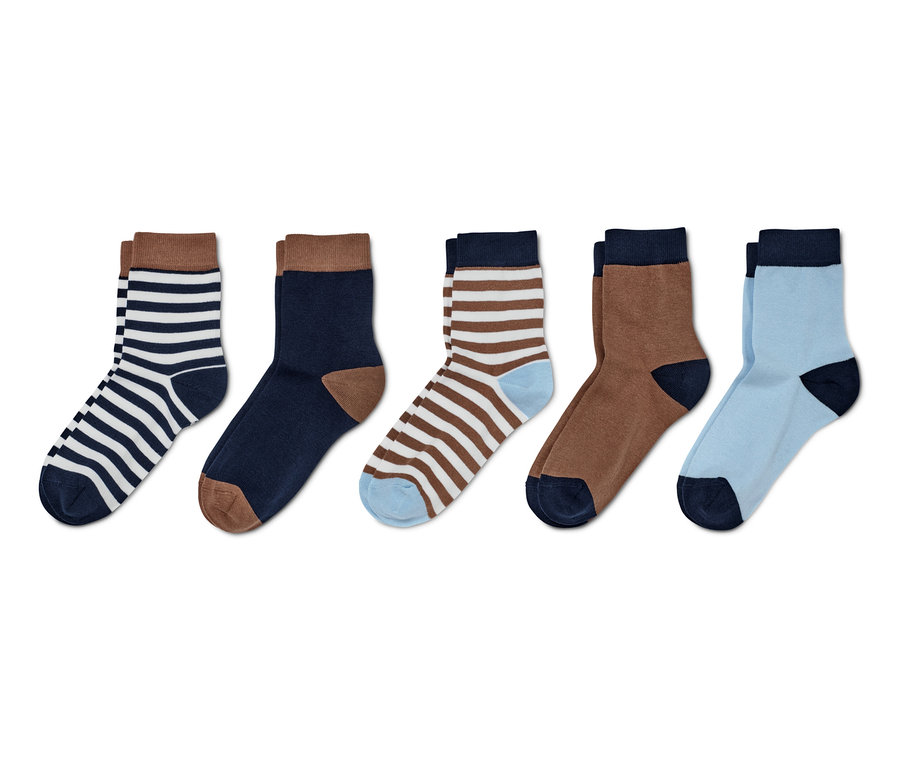 Fünf Paar Socken in verschiedenen Farben und Mustern.