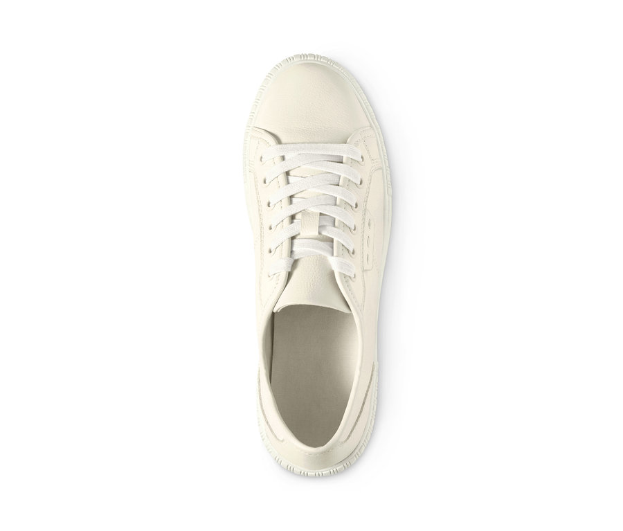 Detailaufnahme von oben eines weißen Leder-Sneakers mit Schnürsenkeln.