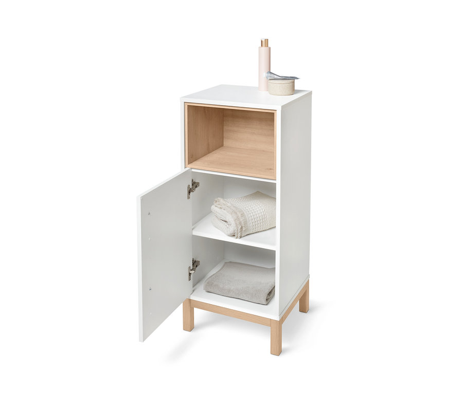 Offener, flacher Bad-Beistellschrank »Eklund« mit Handtüchern und Kosmetika.