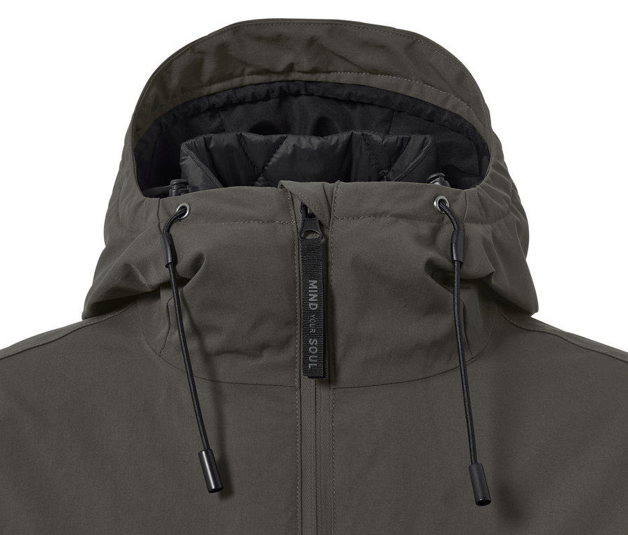 Detailansicht einer khaki 3-in-1-Outdoorjacke mit Weste, Kapuze und Reißverschluss.