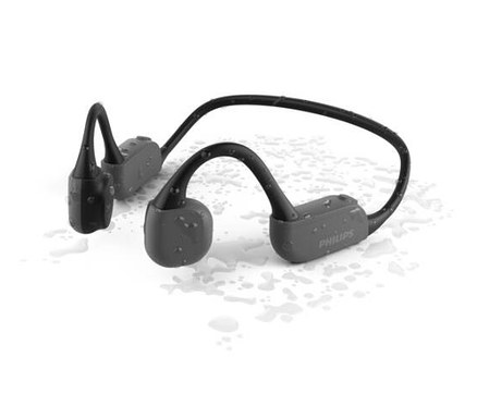 Schwarze Philips Bone Conduction Kopfhörer »TAA6606BK« liegen auf einer weißen Oberfläche mit Wassertropfen.