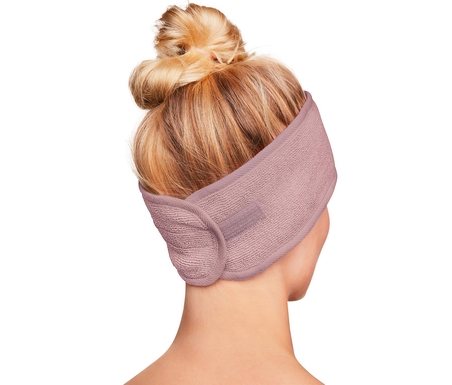 Rückansicht einer Frau mit hochgestecktem Haar, die 2 Kosmetik-Stirnbänder trägt.