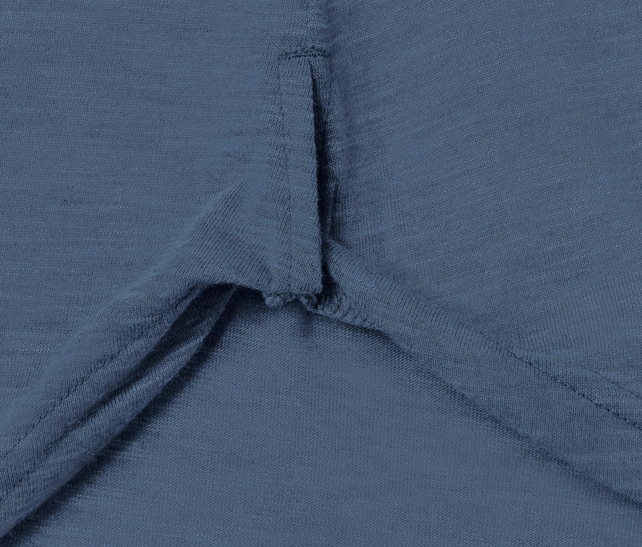 Detailansicht eines blauen Yoga-Tops.