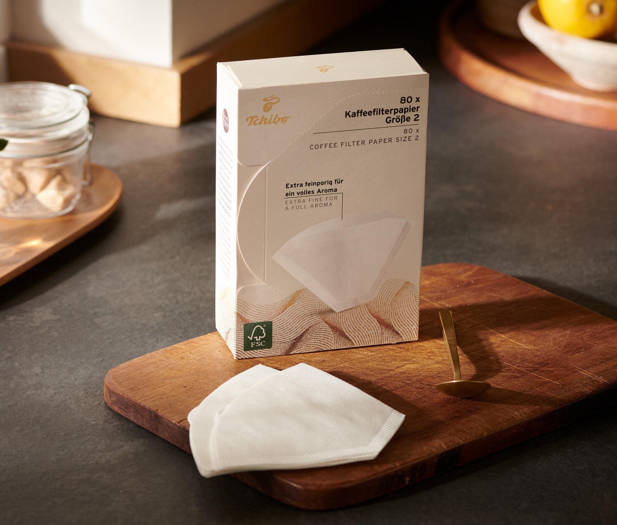 Packung Filterpapier Gr. 2, weiß, 18x 80 Stk., auf einem Holzbrettchen.
