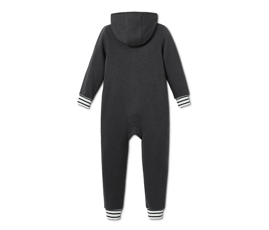 Ein grauer Kinder-Loungeoverall mit Kapuze und gestreiften Bündchen.