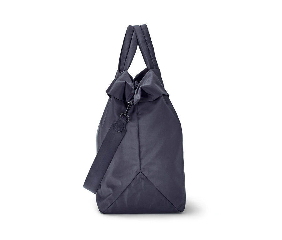 Marineblaue Sporttasche mit Griffen und Schultergurt.