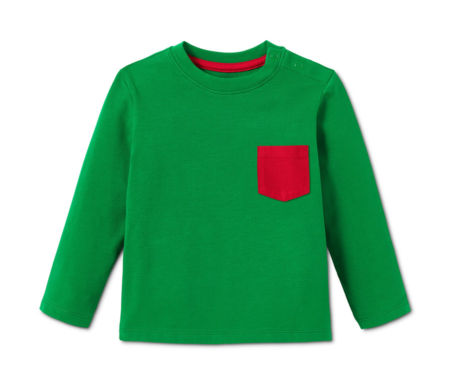 Grünes Langarmshirt mit roter Tasche.