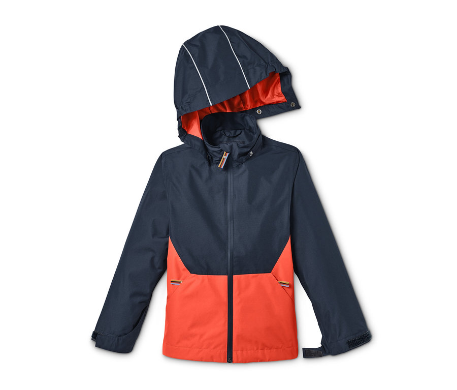 Marineblaue und orangefarbene Regenjacke mit Kapuze.