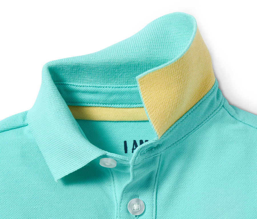 Detailaufnahme eines türkisfarbenen Poloshirts (2 Stück) mit zweifarbigem Kragen.