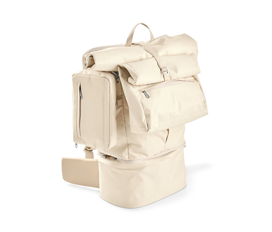 Ein beiger 3-in-1-Reiserucksack vor einem weißen Hintergrund.