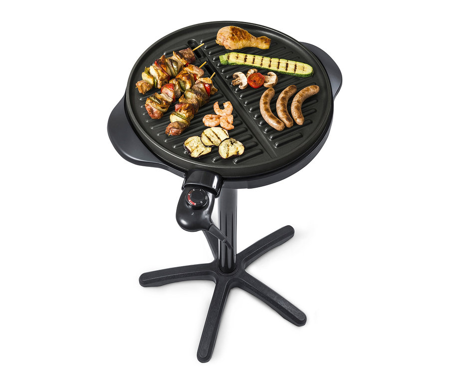 Auf dem Steba BBQ-Grill »VG 250« werden Spieße, Hähnchenkeule, Garnelen, Würstchen und Gemüse gegrillt.
