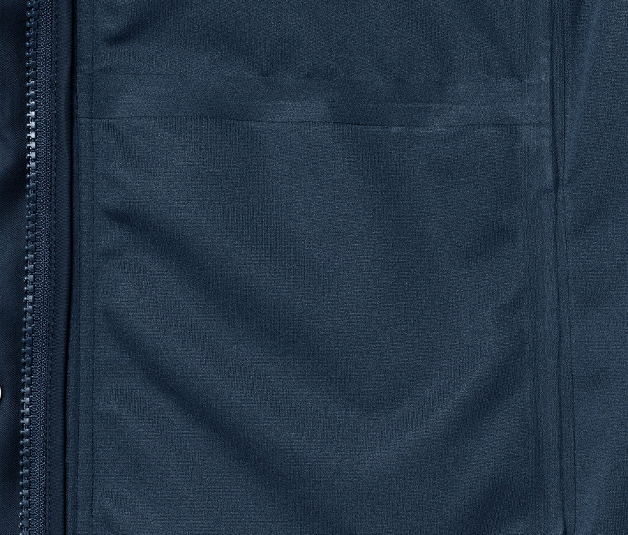 Detailansicht einer blauen Regenjacke mit Tasche und Reißverschluss.