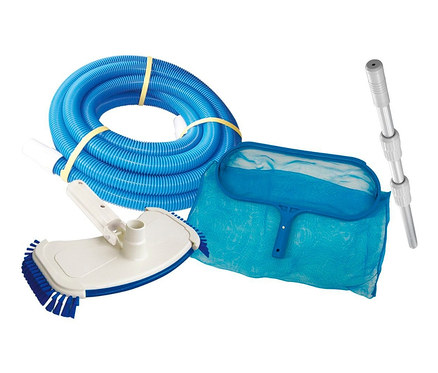 Ein Poolreinigungsset beinhaltet einen blauen Schlauch, einen weißen Vakuumsauger, einen blauen Laubkescher und eine silberne Teleskopstange.
