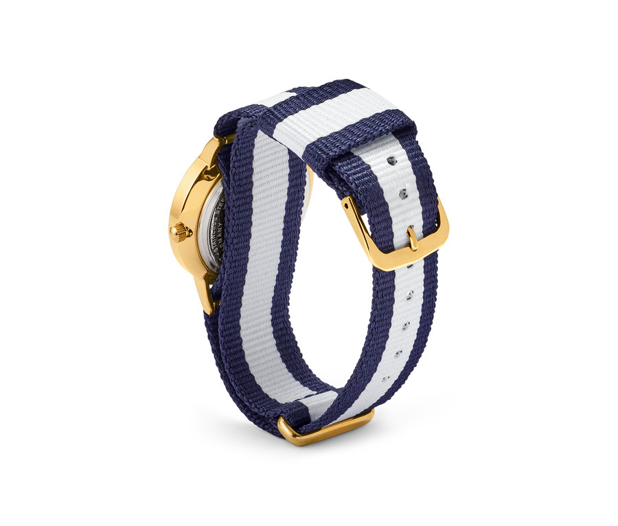 Nahaufnahme einer Quarz-Armbanduhr aus Edelstahl mit einem blau-weiss gestreiften Armband.