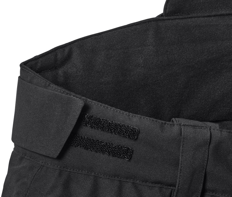 Detailaufnahme der schwarzen High-Tech-Skihose mit Klettverschluss.