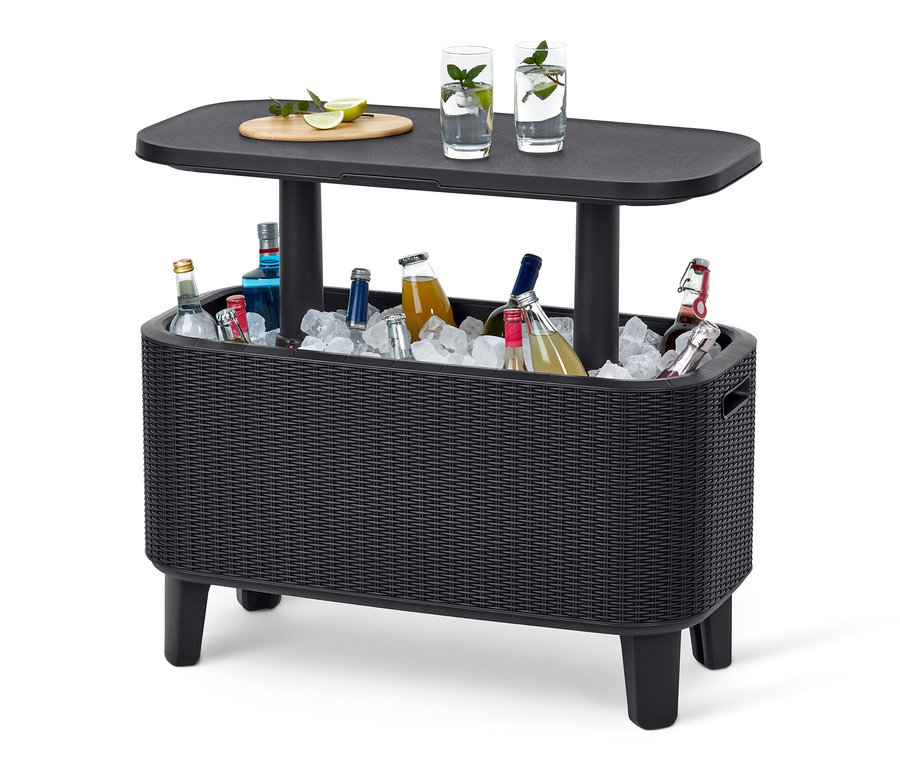 Ein schwarzer Coolbar mit Getränken auf Eis, zwei Drinks und eine Limette auf der Oberseite.