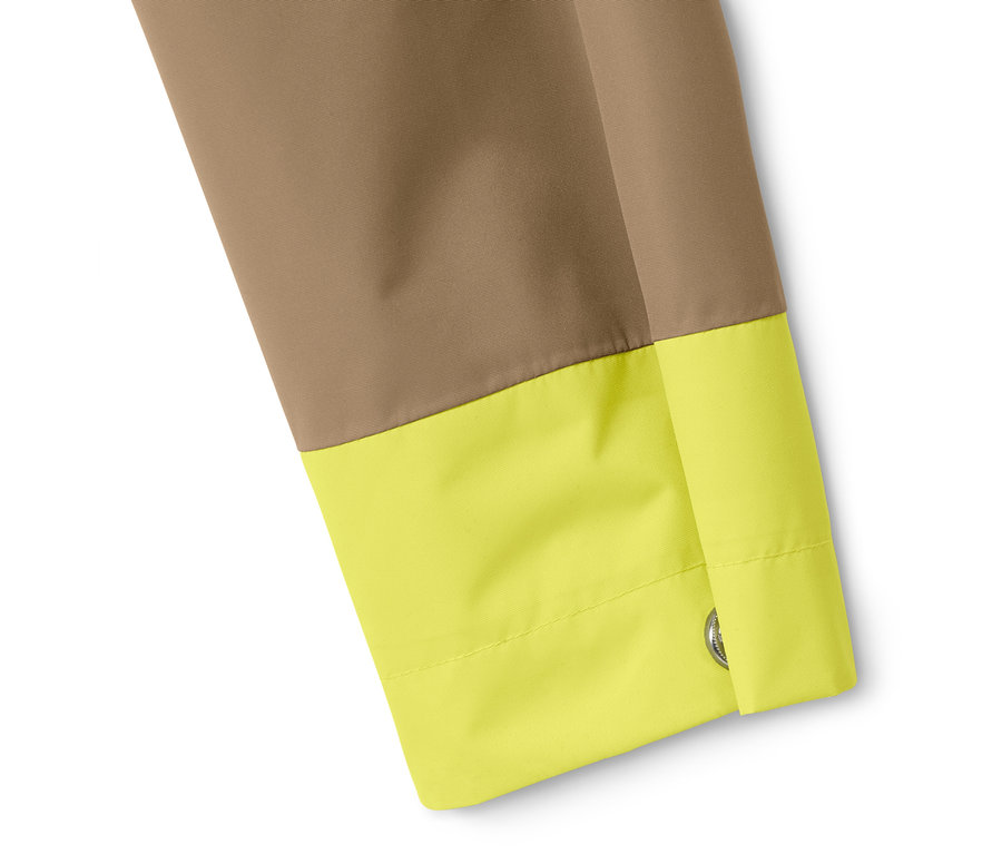 Detailansicht Ärmel einer Regenjacke, braun-gelbe Farbkombination.