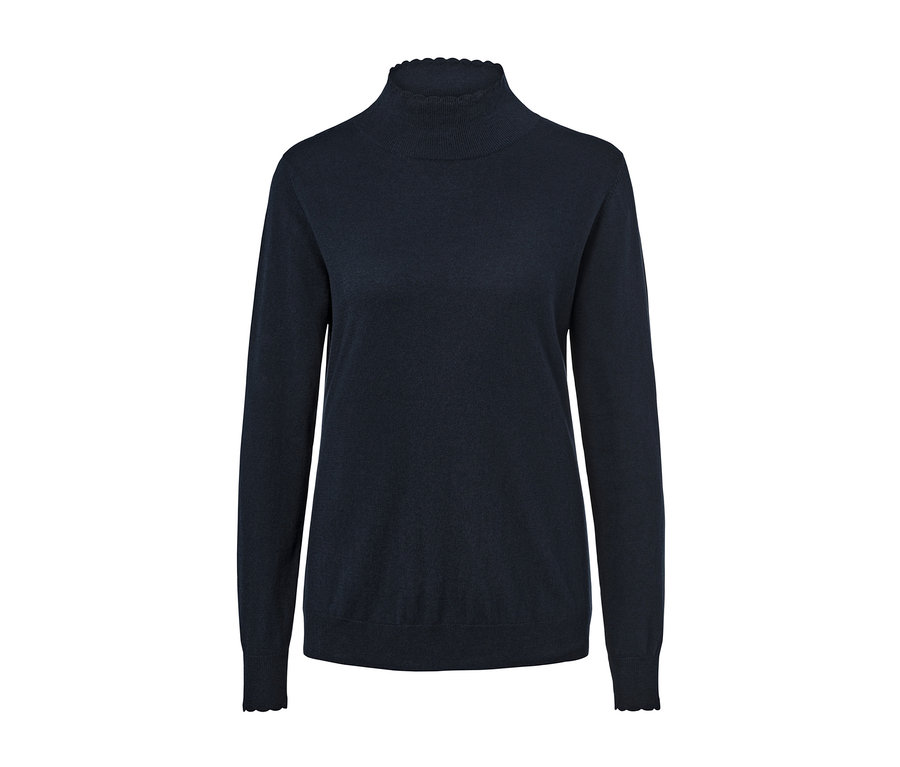 Dunkelblauer Strickpullover mit Stehkragen.