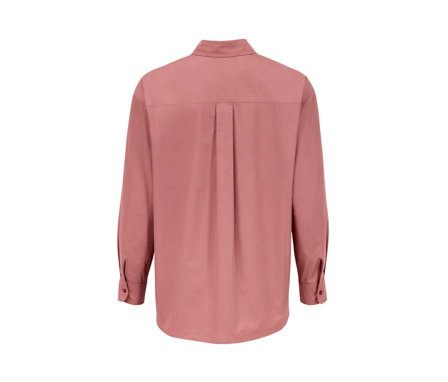 Detailansicht der Rückseite einer rosafarbenen Popeline-Hemdbluse.