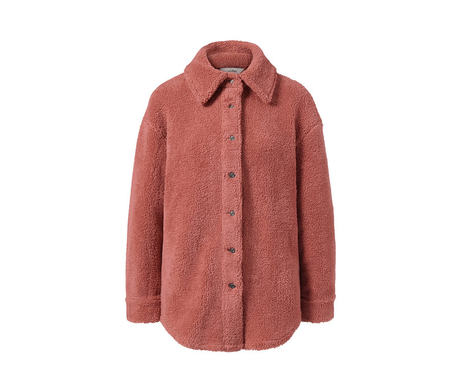 Rosafarbenes Teddy-Overshirt mit Kragen und Knöpfen.