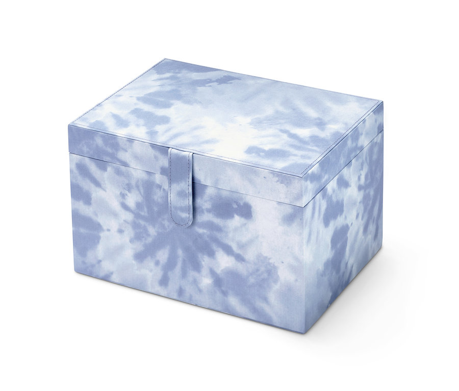 Blau gefärbtes Nähkästchen.
