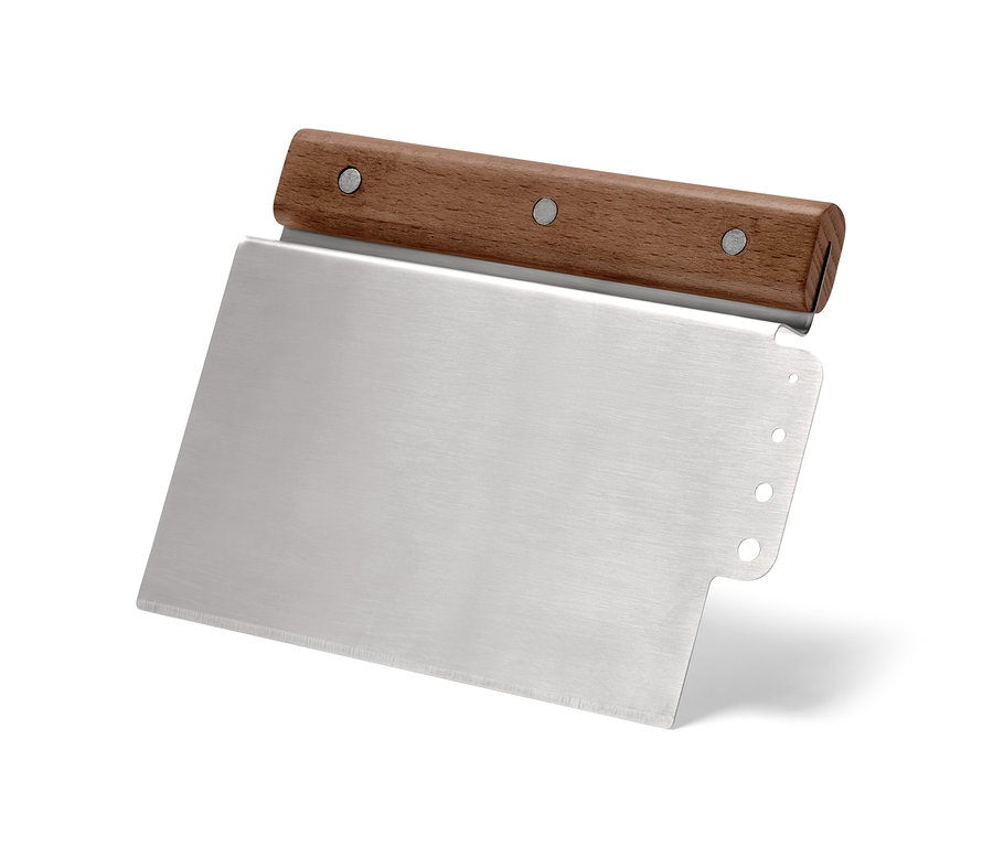 Nahaufnahme eines 2-in-1-Teigschneiders mit Holzgriff und Metallklinge.