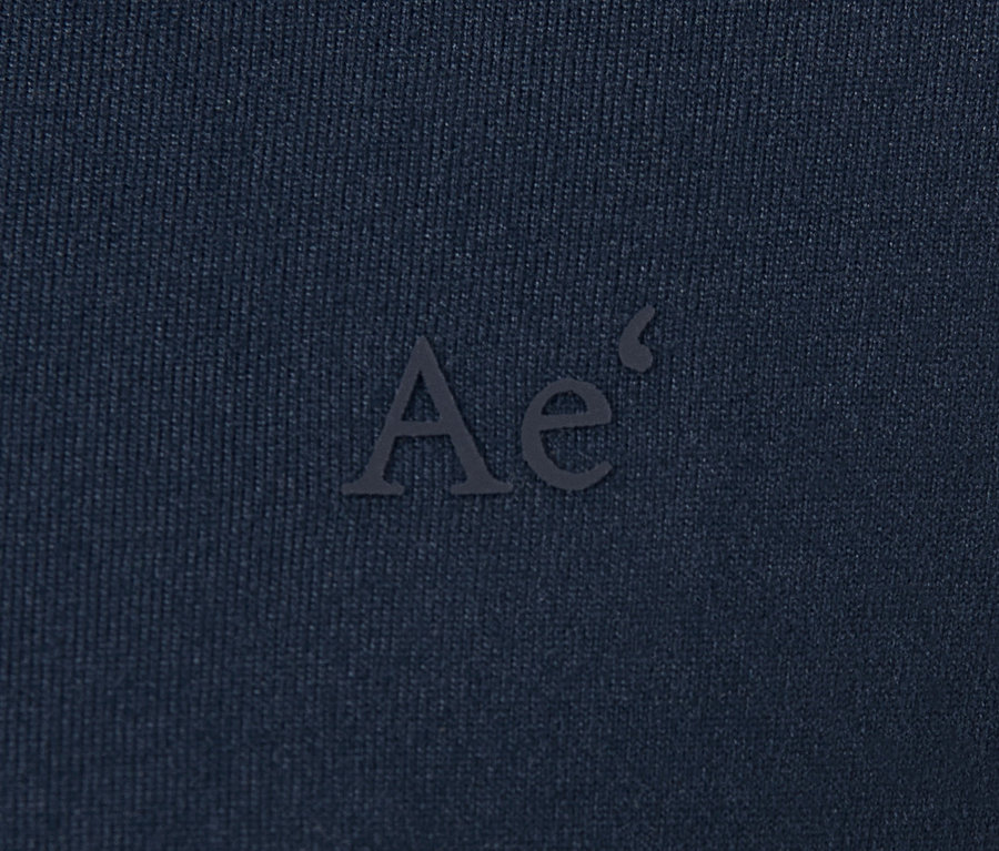 Detailaufnahme eines dunkelblauen Langarm-Funktionsshirts.