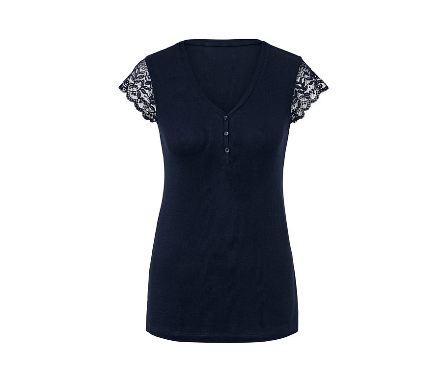 Dunkelblauer Pyjama aus Rippe mit Spitzenärmeln und V-Ausschnitt mit drei Knöpfen.