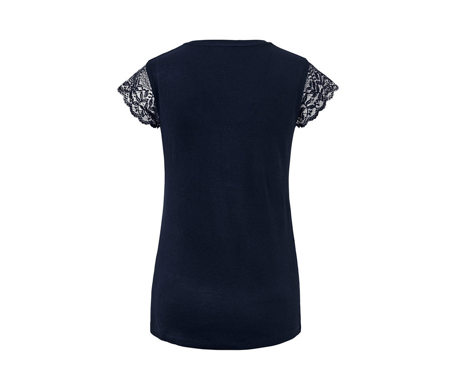 Detailansicht eines blauen Pyjamas aus Rippe mit Spitzenärmeln.