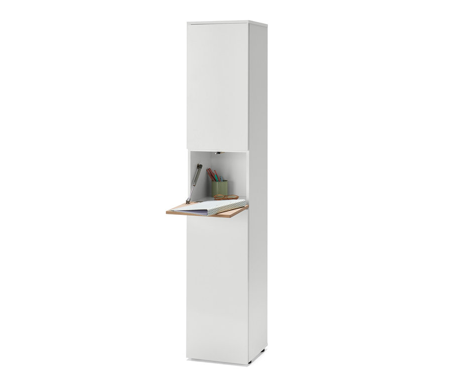 Ein schmaler, weißer Hochschrank mit einem offenen Regal, auf dem ein Notizbuch, eine Brille und ein grüner Stifthalter liegen.
