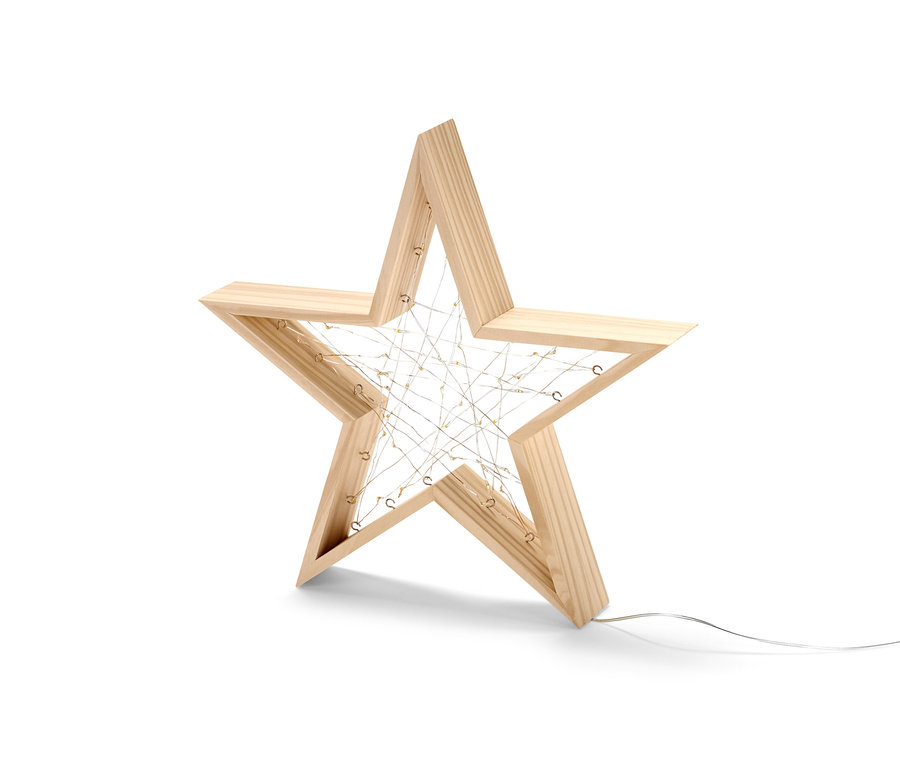 Ein LED-Holzstern steht auf einem weißen Hintergrund.
