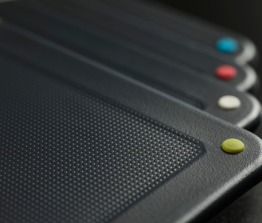 Nahaufnahme eines grauen Joseph Joseph Folio Schneidebrett-Sets mit farbigen Laschen.