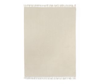 Eine beige Chenille-Wohndecke mit Fransen an den Enden.