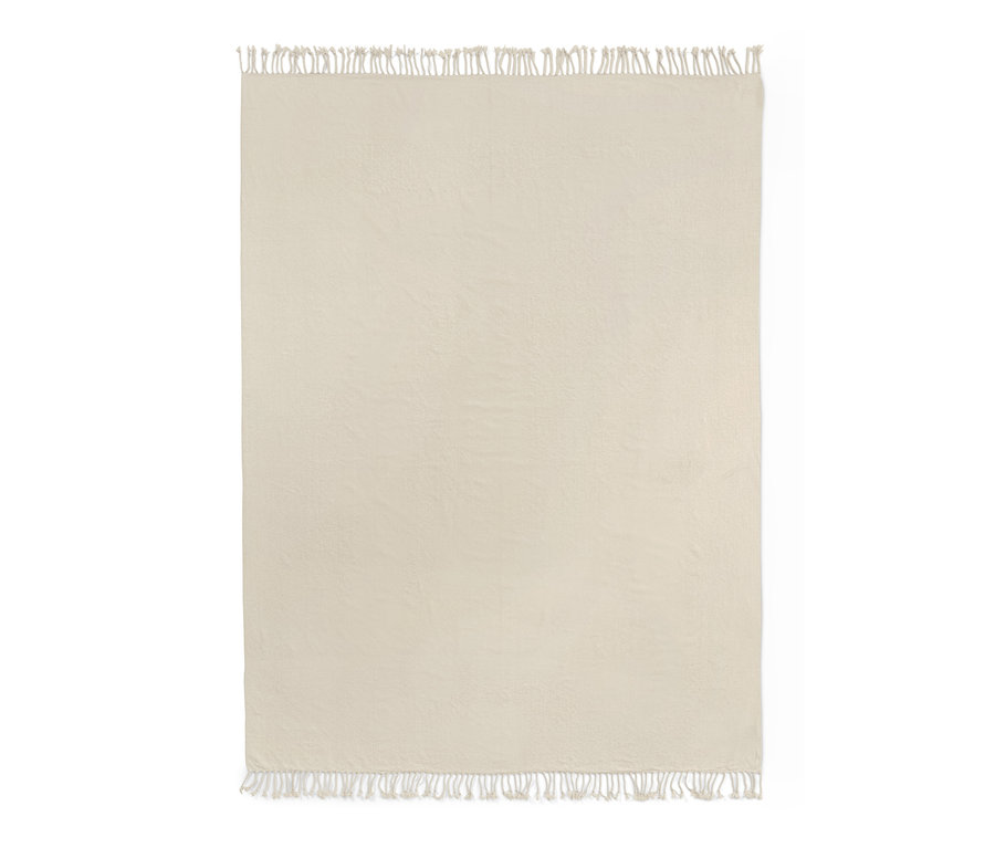 Eine beige Chenille-Wohndecke mit Fransen an den Enden.