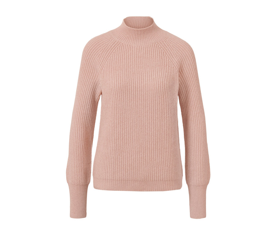 Rosafarbener Strickpullover mit Stehkragen.