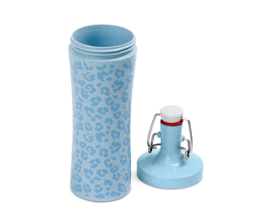 Geöffnete hellblaue KOZIOL-Trinkflasche mit Leopardenmuster.