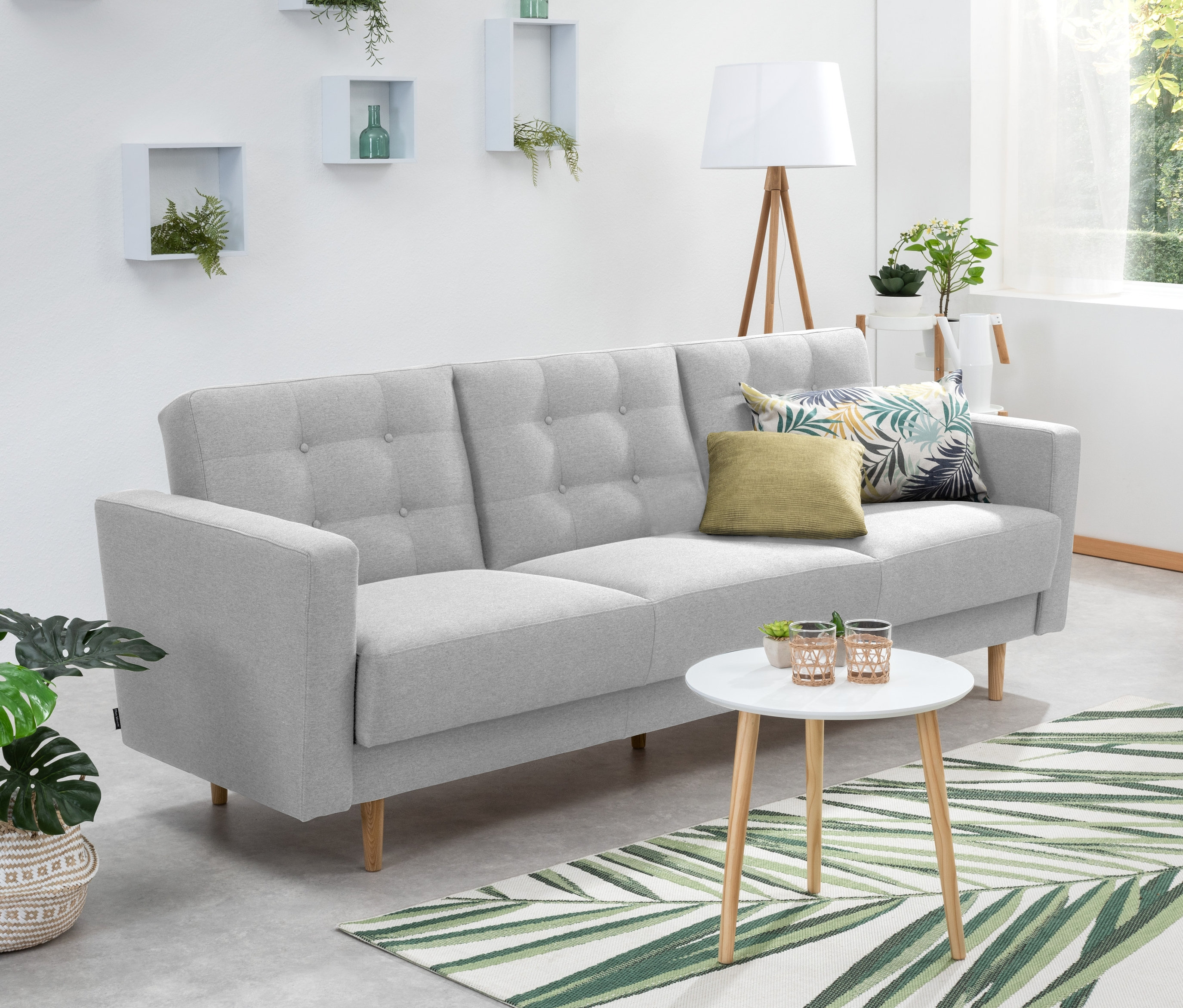 Ein hellgraues 3-Sitzer-Schlafsofa »Janny« steht im Wohnzimmer.