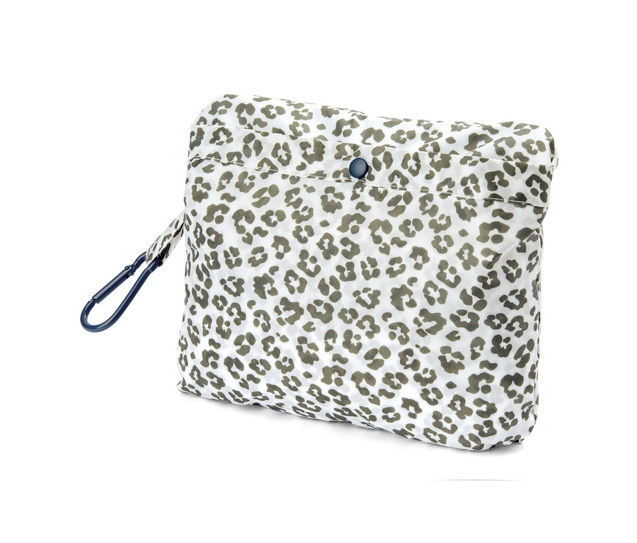 Gepackter Regenponcho mit Leopardenmuster.